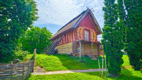 Rekonstruiertes Trypillia-Gebäude in der Ukraine © IMAGO / Pond5 Images