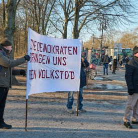 Rechtsextreme Demonstranten am Rande des Bauernprotestes in Berlin am 08.01.2024 © IMAGO / epd