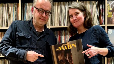 Nadine Lange (Tagesspiegel) und Andreas Müller (radioeins) mit dem Album "Am Wahn" von Tristan Brusch - Soundcheck-Award-Gewinner 2023 © radioeins