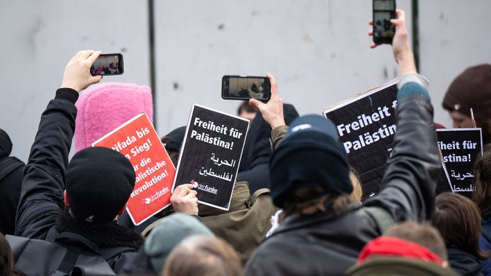 Teilnehmer der propalästinensischen Kundgebung unter dem Motto „Solidarität mit Palästina“ stehen vor der Mensa II an der Freien Universität (FU) © picture alliance/dpa | Monika Skolimowska