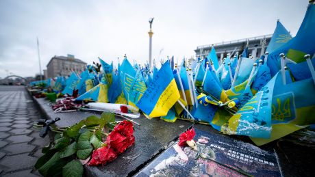 Rosen und ukrainische Fahnen für gefallene Soldaten und zivile Opfer der russischen Invasion in der Ukraine liegen auf dem Unabhängigkeitsplatz Maidan in Kyjiw © Andreas Stroh/ZUMA Press Wire/dpa
