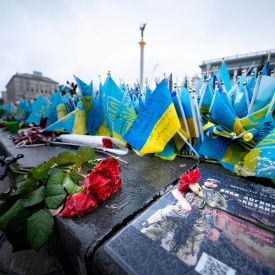 Rosen und ukrainische Fahnen für gefallene Soldaten und zivile Opfer der russischen Invasion in der Ukraine liegen auf dem Unabhängigkeitsplatz Maidan in Kyjiw © Andreas Stroh/ZUMA Press Wire/dpa
