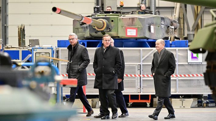 Bundeskanzler Olaf Scholz und Boris Pistorius, Bundesminister für Verteidigung, besichtigen eine Produktionshalle mit Panzerfahrzeugen des Rüstungskonzerns Rheinmetall © Philipp Schulze/dpa