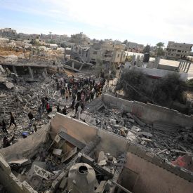 Palästinenser durchsuchen die Trümmer von Gebäuden in Rafah im Gazastreifen, die durch israelische Luftangriffe beschädigt wurden © Yasser Qudih/XinHua/dpa