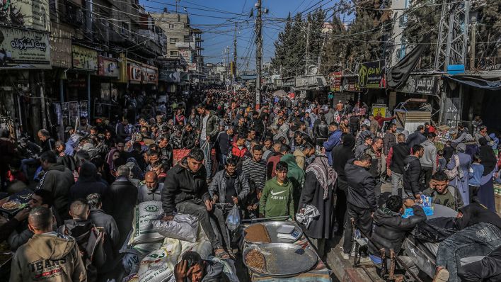 Palästinenser drängen sich auf einem lokalen Straßenmarkt in Rafah im Gazastreifen (Bild vom 20.01.2024) © Abed Rahim Khatib/dpa
