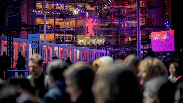 Andrang am Berlinale Palast zur Eröffnungsgala © AP Photo/Markus Schreiber