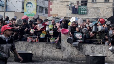 Palästinenser warten an einer Spendenstelle in einem Flüchtlingslager im südlichen Gazastreifen auf Lebensmittel © Bashar Taleb/Zuma Press/dpa