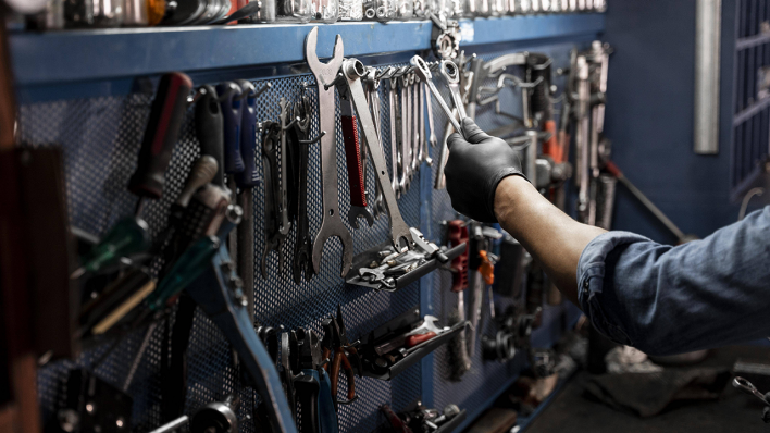 Mechaniker in einer Fahrrad-Werkstatt © IMAGO/imagebroker/Oleksandr Latkun