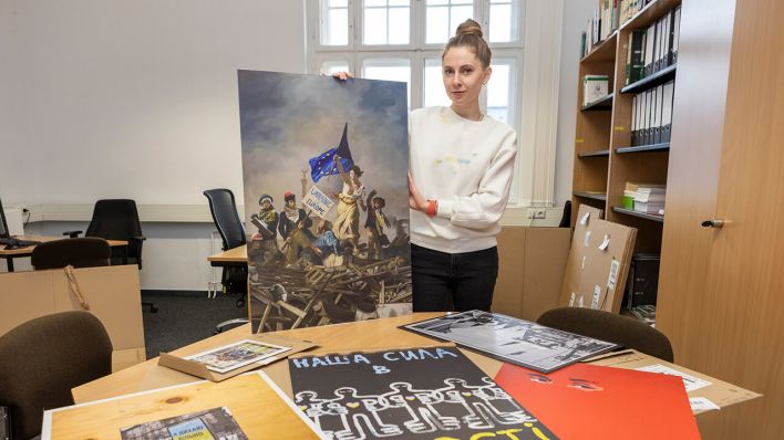 Iryna Kovalenko bei der Vorbereitung der Ausstellung "Kunst auf dem Majdan" © Heide Fest/Viadrina