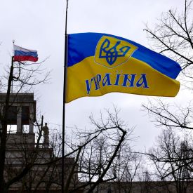 Eine ukrainische Flagge weht vor der russischen Botschaft in Berlin © Andrei Kiselev