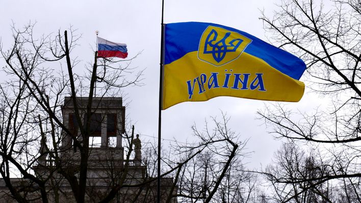 Eine ukrainische Flagge weht vor der russischen Botschaft in Berlin © Andrei Kiselev