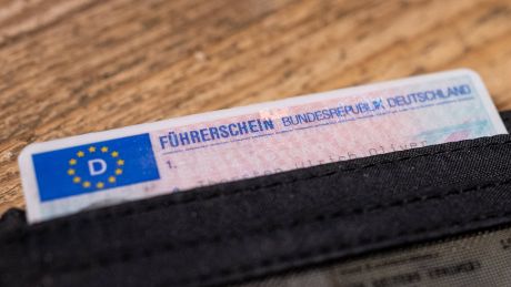 Führerschein in einem Portemonnaie © IMAGO/onemorepicture/Thorsten Wagner