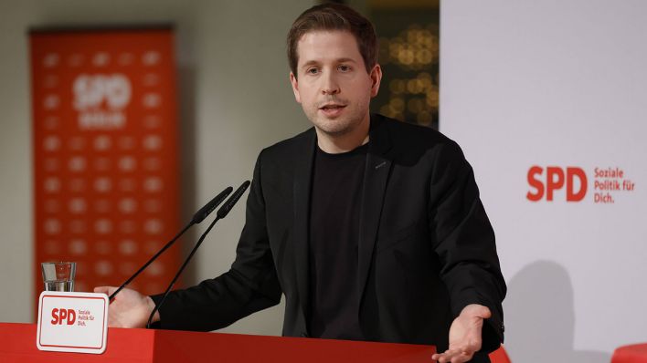 Kevin Kühnert redet am 09.02.2024 bei einer SPD-Wahlkampfveranstaltung in Berlin © imago images/Metodi Popow