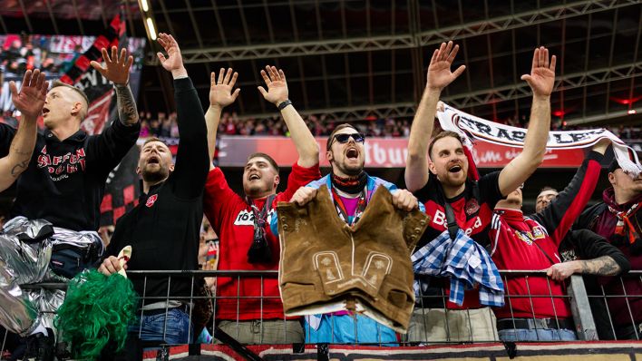 Leverkusen Fans feiern am 10.02.2024 den Sieg gegen Bayern München © imago images/Moritz Müller