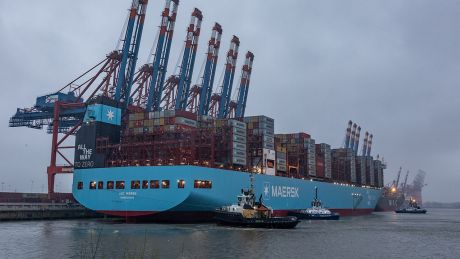 Das weltweit erste große Methanol-Containerschiff, die "Ane Maersk" der Reederer Maersk, liegt am Eurogate-Containerterminal im Hamburger Hafen © Axel Heimken/dpa
