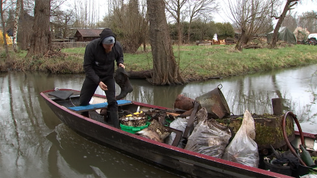 "Spreewäler Gurkentruppe" sammelt kahnweise Müll aus dem Spreewald © rbb