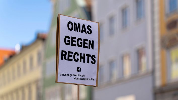 Plakat: OMAS GEGEN RECHTS © IMAGO / MiS