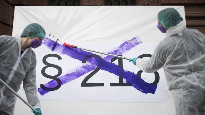 Aktivistinnen streichen symbolisch den Paragraph 218 Schwangerschaftsabbruch aus dem Strafgesetzbuch durch © Sebastian Christoph Gollnow/dpa