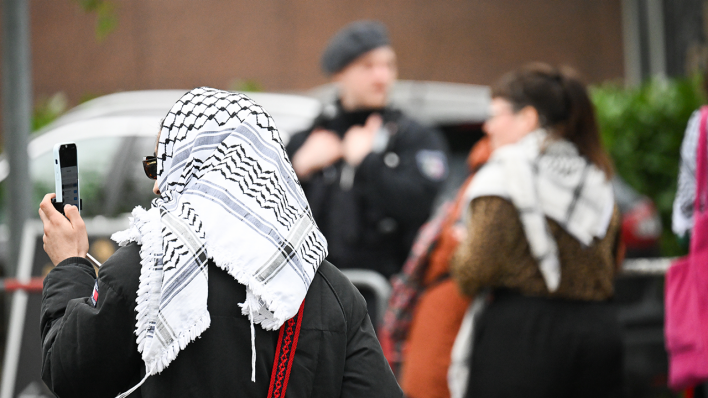 Eine Person mit Kufiya vor der Veranstaltungshalle des Palästina-Kongress 2024 © picture alliance/dpa/Sebastian Gollnow