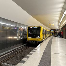 Eine U-Bahn der Linie 5 fährt am 23.03.2024 in den Bahnhof Brandenburger Tor ein © imago images/Frank Sorge