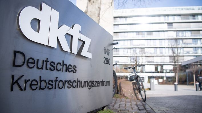 Ein Schild mit der Aufschrift "dkfz" steht vor dem Deutschen Krebsforschungszentrum © dpa/Sebastian Gollnow