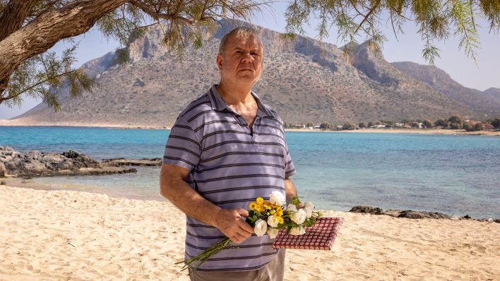 Joachim Król als Witwer Georg in „Griechische Odyssee“ © ZDF/Kandanoleon Manolis