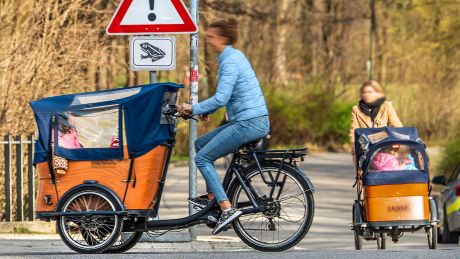 Frauen sind mit Lastenfahrrädern unterwegs © imago images/Wolfgang Maria Weber