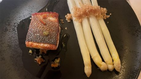 Klassisch: Spargel mit Sauce Hollandaise, dazu Loup de Mer, Restaurant Irma La Douce