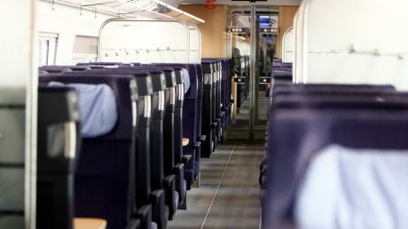 Blick in einen leeren Personenwagen eines ICE © imago images/Ralph Peters