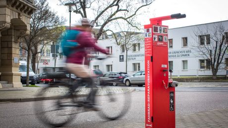 Fahrrad-Reparaturstation © imago images/Sven Ellger