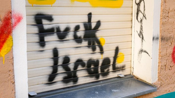 Auf einem heruntergelassenen Rollladen in Berlin-Neukölln steht die antisemitische Aussage: "Fuck Israel" © picture alliance / SULUPRESS.DE | Vladimir Menck/SULUPRESS.DE