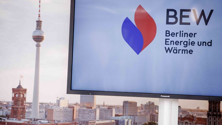 Ein Display zeigt das neue Logo und den Namen BEW Berliner Energie und Wärme vor einer Leinwand mit der der Abbildung Berlins bei einem Festakt zum Kaufabschluss der Vattenfall-Fernwärme an das Land Berlin © picture alliance/dpa | Carsten Koall