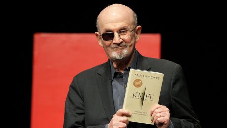 Der Schriftsteller Salman Rushdie im Deutschen Theater bei der Lesung seines neuen Buches "Knife. Gedanken nach einem Mordversuch" © picture alliance/dpa | Soeren Stache