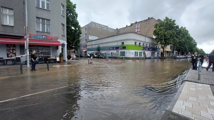 Wegen eines Wasserrohrbruchs in Berlin-Neukölln ist ein Teil der Sonnenallee gesperrt worden © Arthur Sullivan/dpa