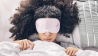 Eine Frau liegt mit einer Schlafmaske im Bett © IMAGO / Zoonar / Kasper Ravlo