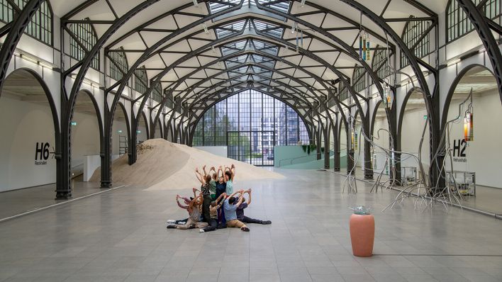 Installationsansicht. Alexandra Pirici.Attune, 2024. Hamburger Bahnhof – Nationalgalerie der Gegenwart, 2024 © Courtesy die Künstlerin, Hamburger Bahnhof und Audemars Piguet / Foto: Edi Constantin