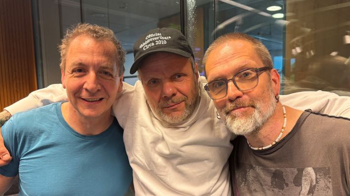 Marco Seiffert und Tom Böttcher zusammen mit Totze (m.) von den Beatsteaks © radioeins/Robin Krempkow Marco Seiffert und Tom Böttcher zusammen mit Totze (m.) von den Beatsteaks © radioeins/Robin Krempkow