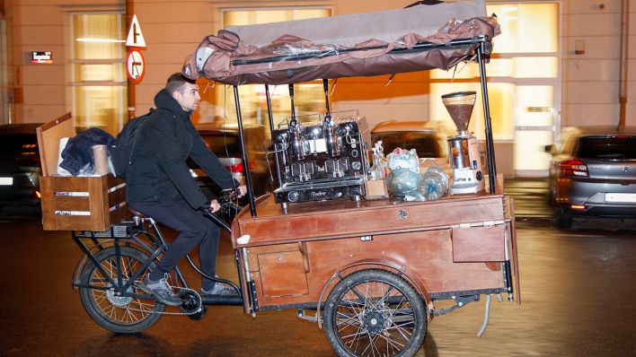 Ein Mann fährt mit einem Coffee-Bike © IMAGO/NurPhoto/STR
