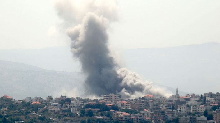 Rauch steigt nach einem israelischen Angriff im Dorf Yaroun im Südlibanon auf © picture alliance/dpa/XinHua | Taher Abu Hamdan
