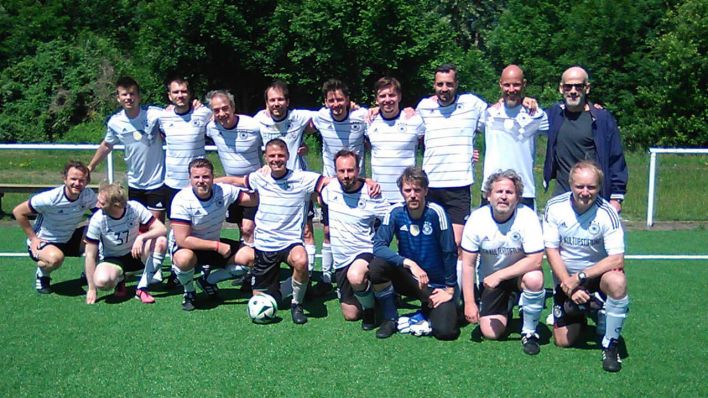 Ein Mann platziert einen Fußball