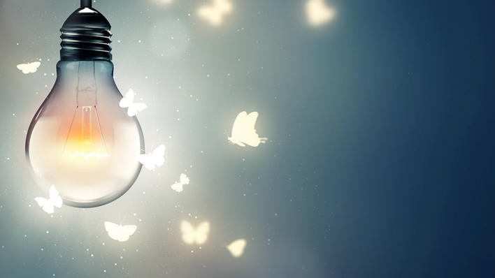 Nachtfalter fliegen um eine Lampe herum © IMAGO / blickwinkel