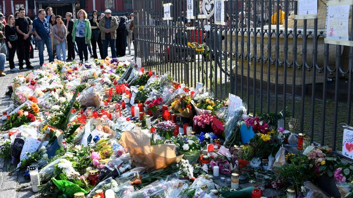 Gedenken an den durch eine Messerattacke getöteten Polizisten in Mannheim © IMAGO / HEN-FOTO Gedenken an den durch eine Messerattacke getöteten Polizisten in Mannheim © IMAGO / HEN-FOTO
