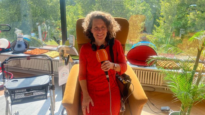 Julia Vismann in einem Sessel mit Aufstehhilfe © radioeins Julia Vismann in einem Sessel mit Aufstehhilfe © radioeins