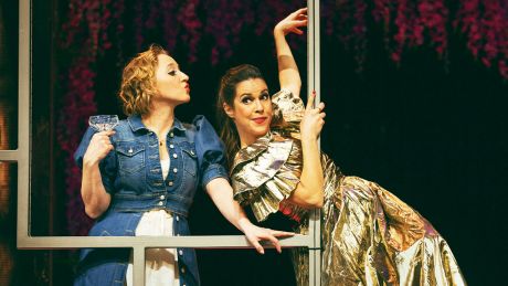 Elizabeth (Anna Maria Mühe) und Miss Bingley (Birthe Wolter) in "Stolz und Vorurteil *oder so" © Franziska Strauss