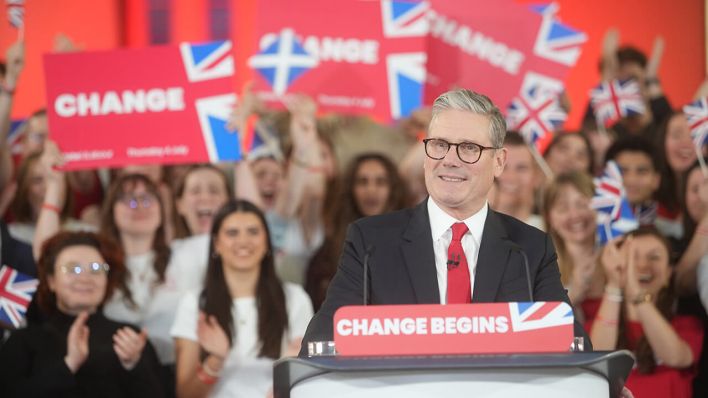 Der Vorsitzende der Labour-Partei, Sir Keir Starmer, spricht auf einer Wahlparty im Zentrum Londons zu seinen Anhängern © Jeff Moore/PA Wire/dpa