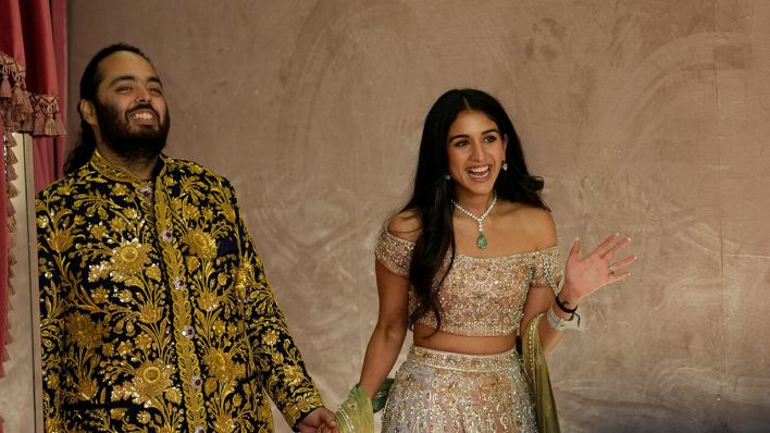 Anant Ambani und seine Braut Radhika Merchant posieren während einer Vor-Hochzeitsfeier © Rajanish Kakade/AP