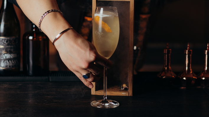 Cocktail des Monats: Femme Fatale Fizz © Florian Kroll Cocktail des Monats: Femme Fatale Fizz © Florian Kroll