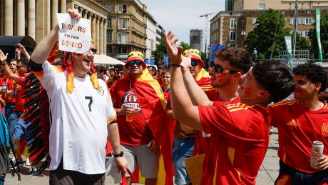 Deutsche und Spanische Fans treffen vor dem Viertelfinale in Stuttgart aufeinander.