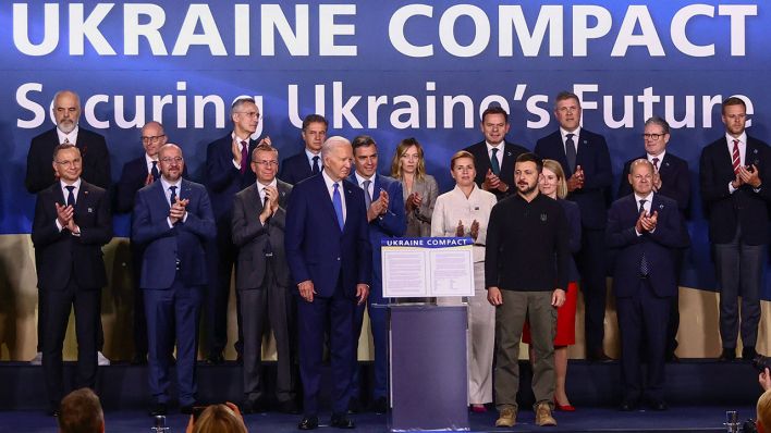 US-Präsident Joe Biden und Ukraines Präsident Wolodymyr Selenskyj stehen am 11.07.2024 mit den anderen Teilnehmern des Nato-Gipfels für ein Gruppenfoto zusammen © imago images/NurPhoto