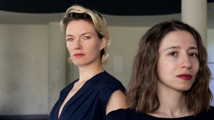 Die Pianistin Fidan Aghayeva-Edler (r.) und die Performerin Mareike Hein (l.) © Lea Hopp
